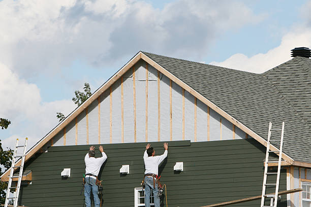 Professional Vinyl Siding technician working in Woodridge, IL